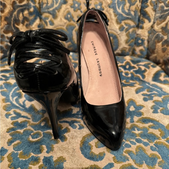 Beautiful patent  leather Chinese laundry, high heels with corset lacing details - Picture 2 of 4